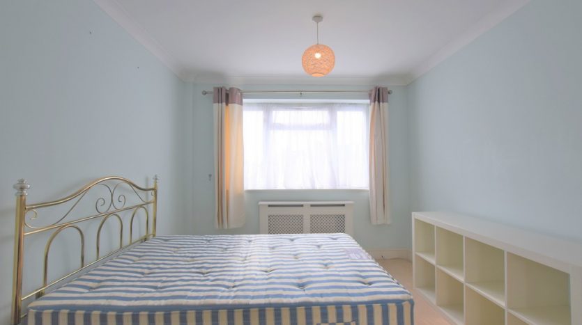 2 Bedroom Maisonette To Rent in Bush Close, Barkingside, IG2 