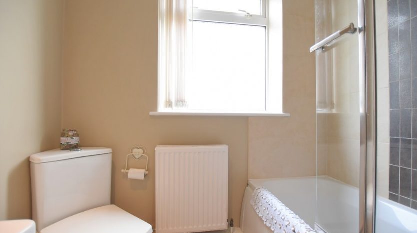 2 Bedroom Maisonette To Rent in Bush Close, Barkingside, IG2 