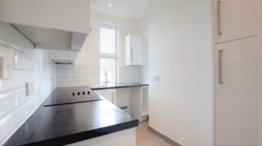 2 Bedroom Flat To Rent in De Vere Gardens, Essex, IG1 