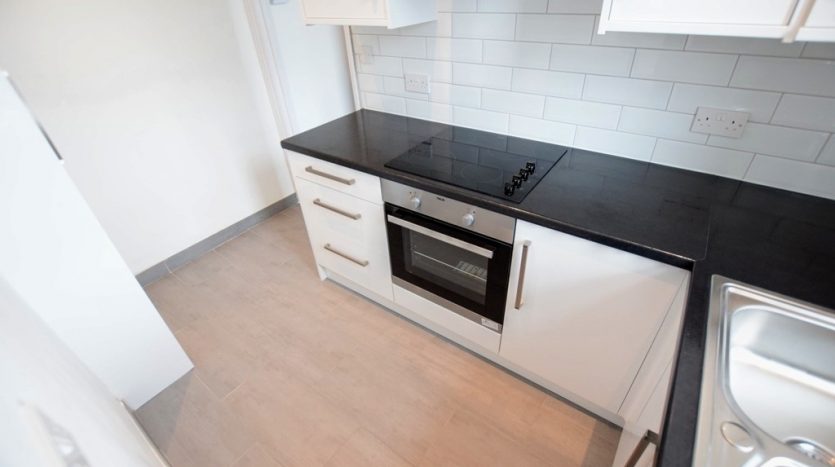 2 Bedroom Flat To Rent in De Vere Gardens, Essex, IG1 