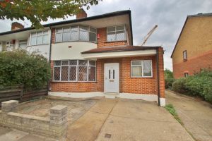 3 bedroom Houses to rent in Maypole Crescent Hainault