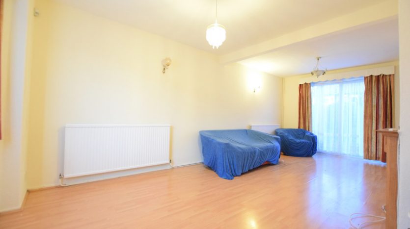 3 Bedroom Semi-Detached House To Rent in Southdown Crescent, Ilford, IG2 
