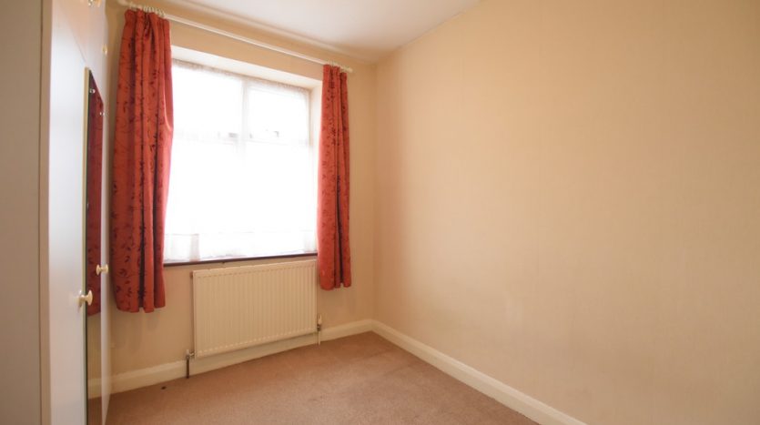 3 Bedroom Mid Terraced House To Rent in Eastern Avenue, Ilford, IG2 