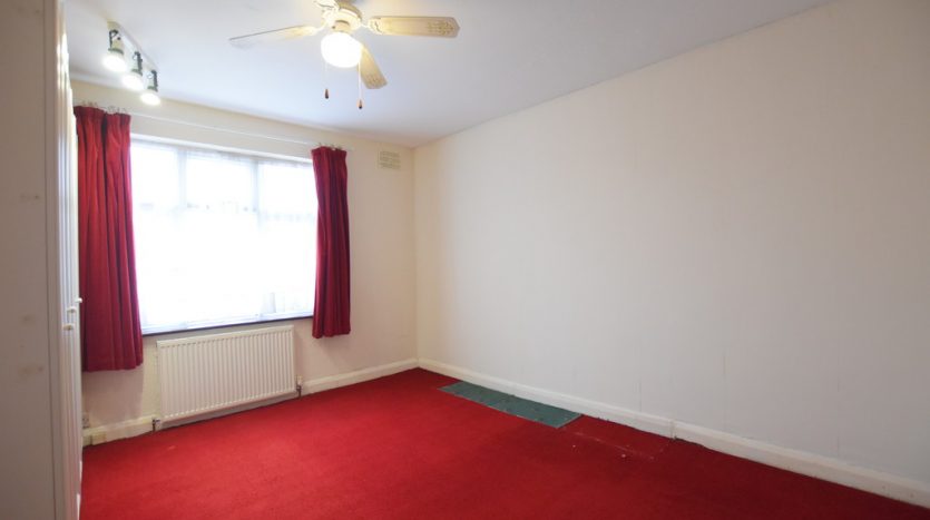 3 Bedroom Mid Terraced House To Rent in Eastern Avenue, Ilford, IG2 