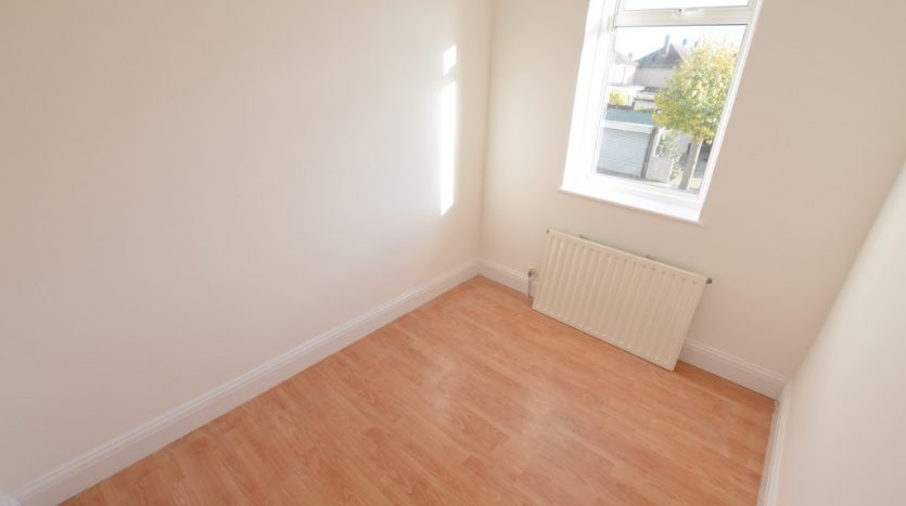 3 Bedroom Mid Terraced House To Rent in Chestnut Grove, Hainault, IG6 