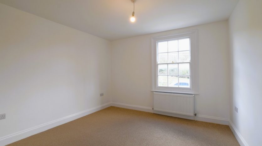 2 Bedroom Mid Terraced House To Rent in North End, Buckhurst Hill, IG9 