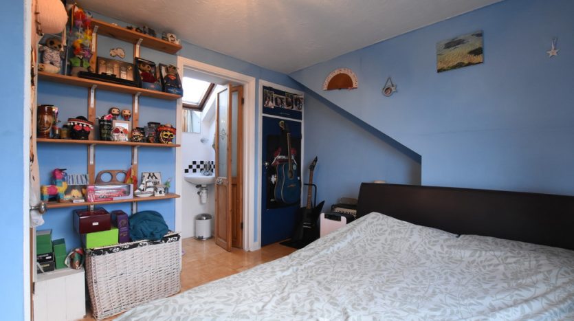 2 Bedroom Maisonette For Sale in Lancelot Road, Hainault, IG6 