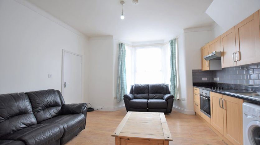 1 Bedroom Flat To Rent in Pembroke Road (Ground Floor), Seven Kings, IG3 
