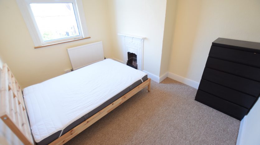 4 Bedroom Mid Terraced House To Rent in Tottenhall Road, London, N13 