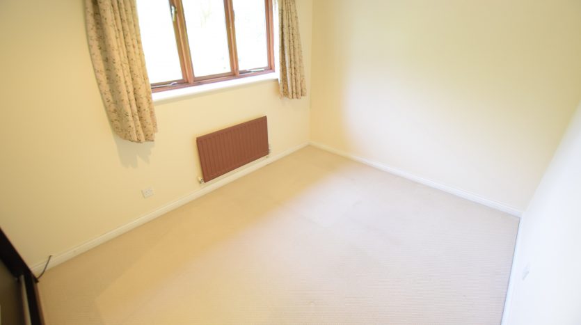 4 Bedroom Detached House For Sale in Carrick Drive, Ilford, IG6 
