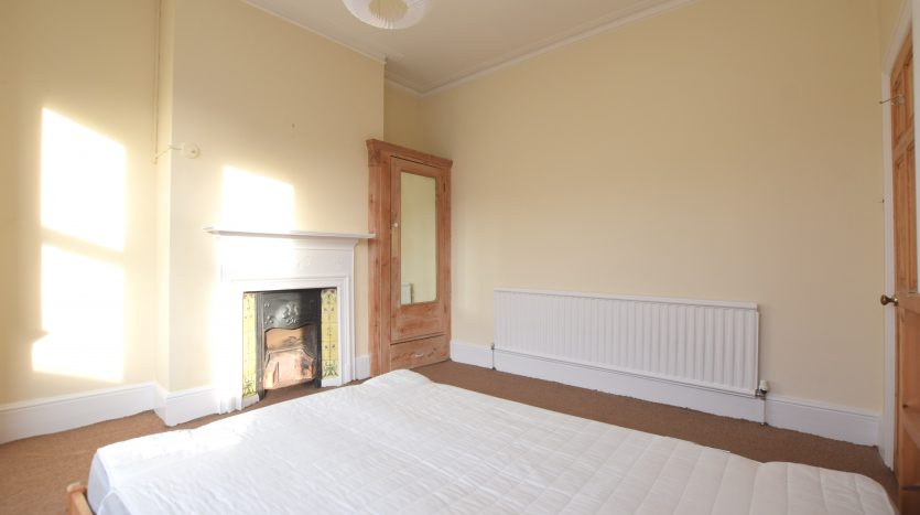 4 Bedroom Mid Terraced House To Rent in Tottenhall Road, London, N13 