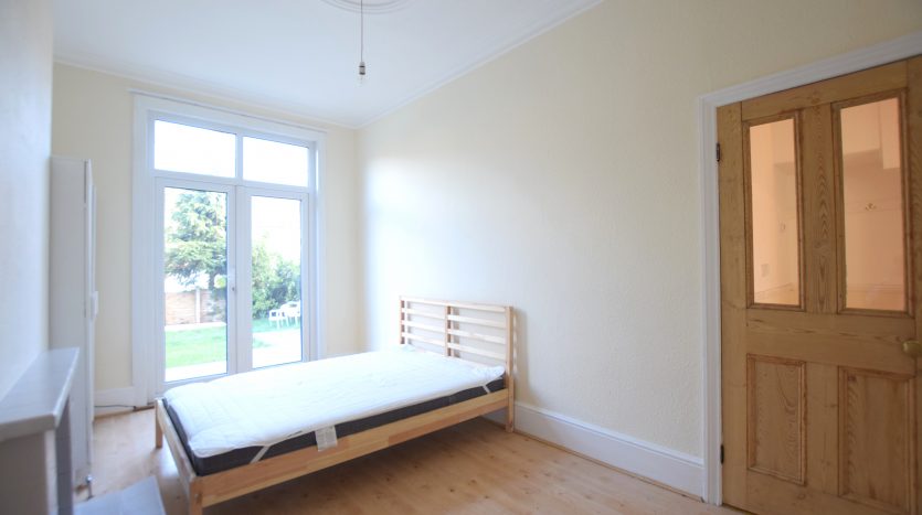 4 Bedroom Mid Terraced House To Rent in Tottenhall Road, London, N13 