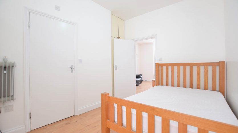 1 Bedroom Flat To Rent in Pembroke Road (Ground Floor), Seven Kings, IG3 
