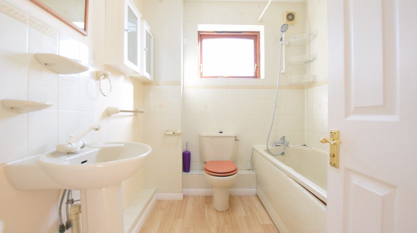 4 Bedroom Detached House For Sale in Carrick Drive, Ilford, IG6 