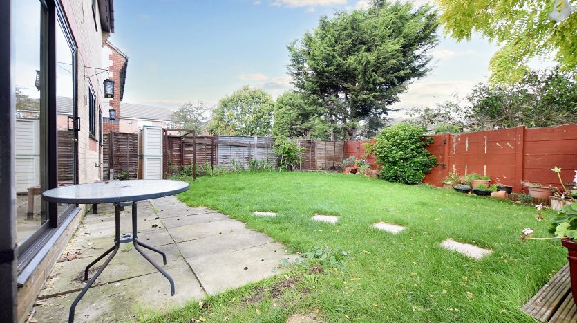 4 Bedroom Detached House For Sale in Carrick Drive, Ilford, IG6 
