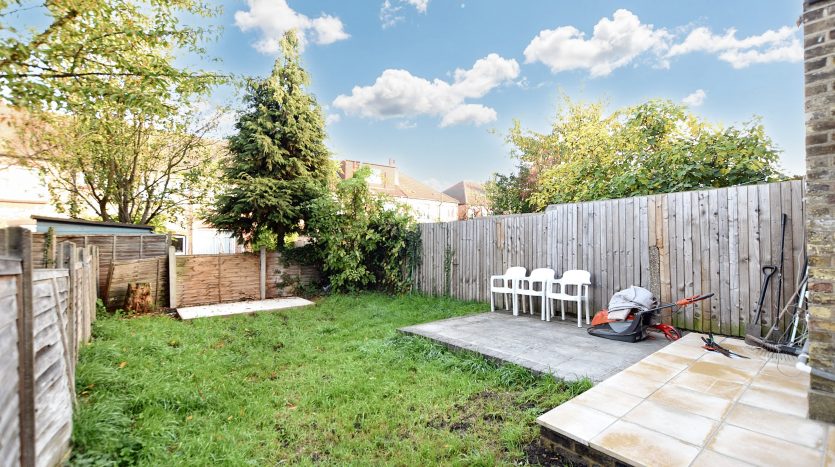 4 Bedroom Mid Terraced House To Rent in Tottenhall Road, London, N13 