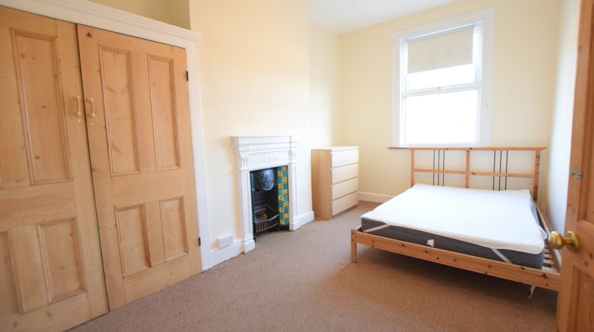 4 Bedroom Mid Terraced House To Rent in Tottenhall Road, London, N13 