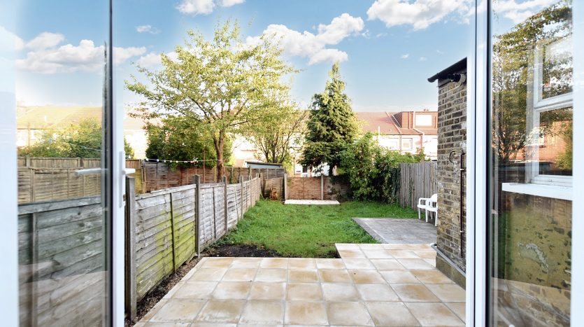 4 Bedroom Mid Terraced House To Rent in Tottenhall Road, London, N13 