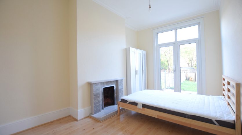 4 Bedroom Mid Terraced House To Rent in Tottenhall Road, London, N13 