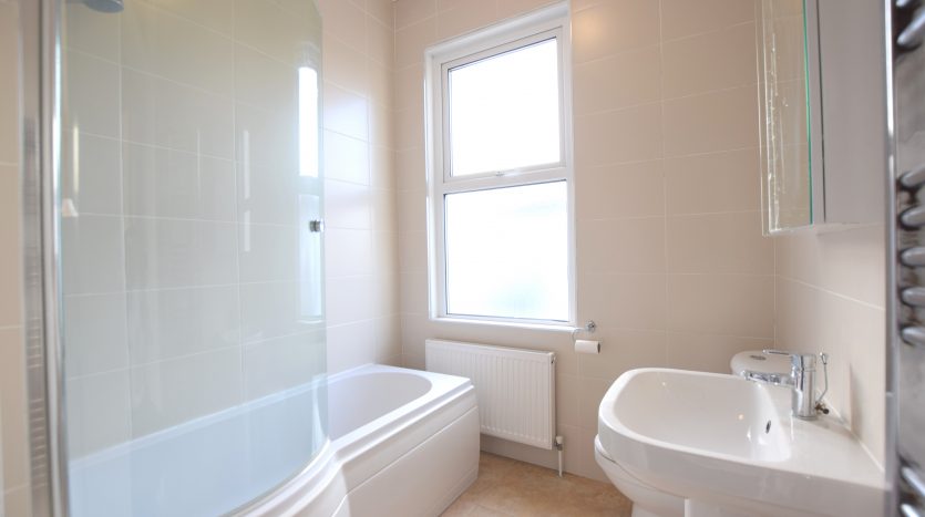 4 Bedroom Mid Terraced House To Rent in Tottenhall Road, London, N13 