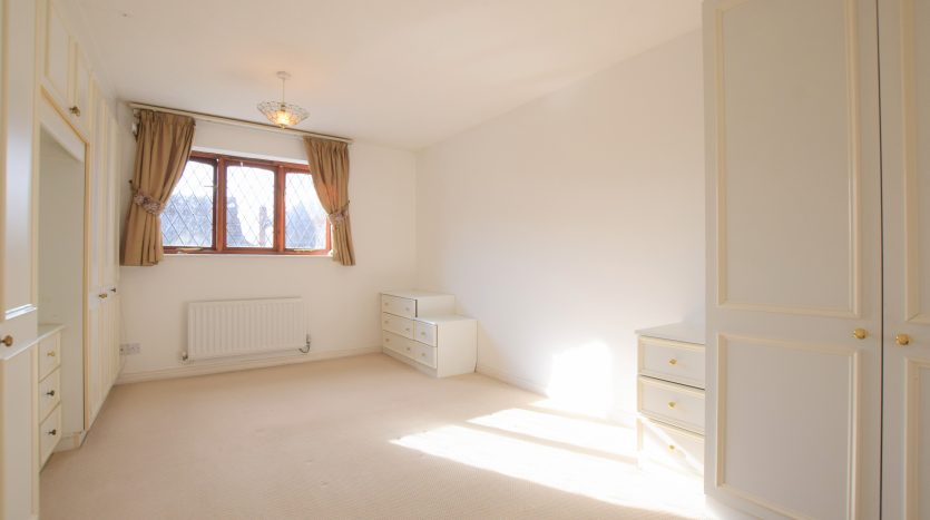 4 Bedroom Detached House For Sale in Carrick Drive, Ilford, IG6 