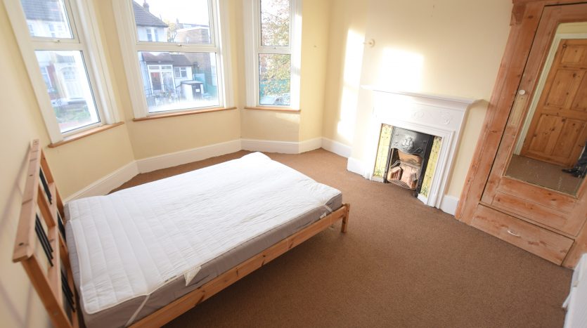 4 Bedroom Mid Terraced House To Rent in Tottenhall Road, London, N13 
