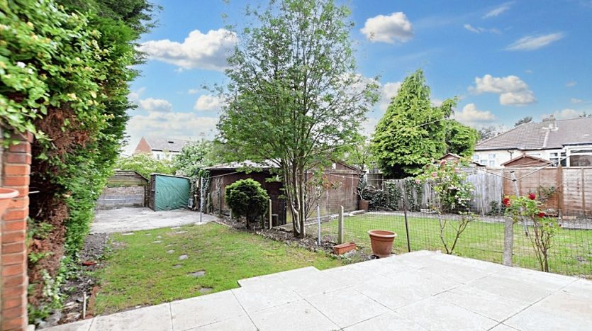 4 Bedroom Mid Terraced House For Sale in Chase Lane, Ilford, IG6 