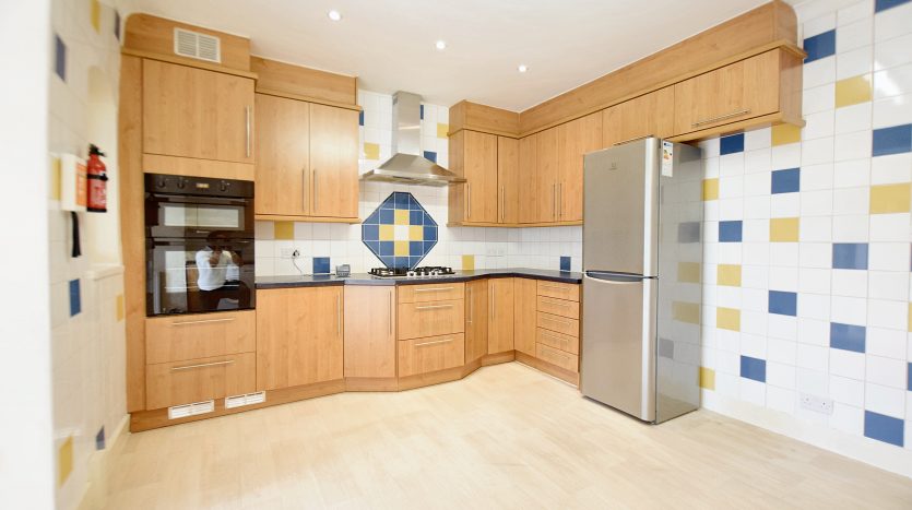 4 Bedroom Mid Terraced House For Sale in Chase Lane, Ilford, IG6 