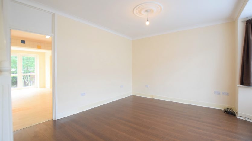 4 Bedroom Mid Terraced House For Sale in Chase Lane, Ilford, IG6 
