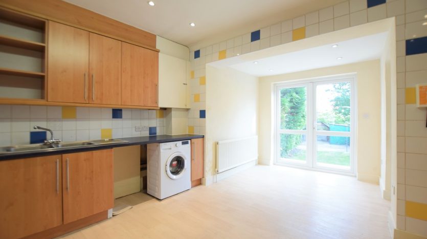 4 Bedroom Mid Terraced House For Sale in Chase Lane, Ilford, IG6 