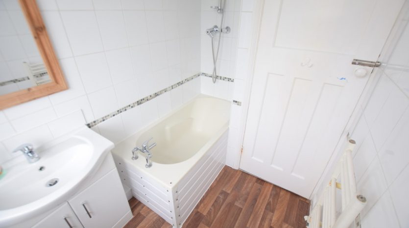4 Bedroom Mid Terraced House For Sale in Chase Lane, Ilford, IG6 