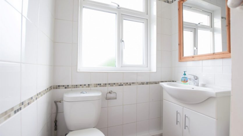 4 Bedroom Mid Terraced House For Sale in Chase Lane, Ilford, IG6 