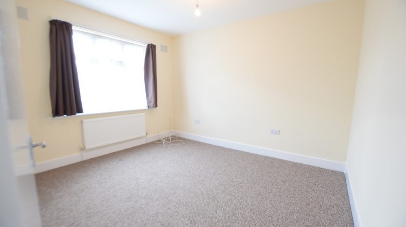 4 Bedroom Mid Terraced House For Sale in Chase Lane, Ilford, IG6 