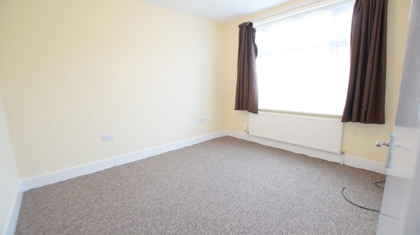 4 Bedroom Mid Terraced House For Sale in Chase Lane, Ilford, IG6 