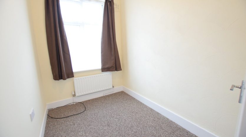 4 Bedroom Mid Terraced House For Sale in Chase Lane, Ilford, IG6 