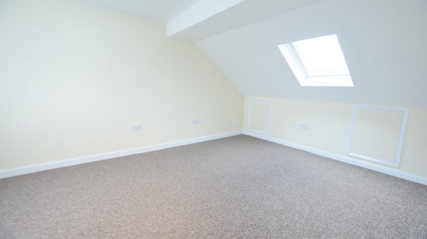 4 Bedroom Mid Terraced House For Sale in Chase Lane, Ilford, IG6 