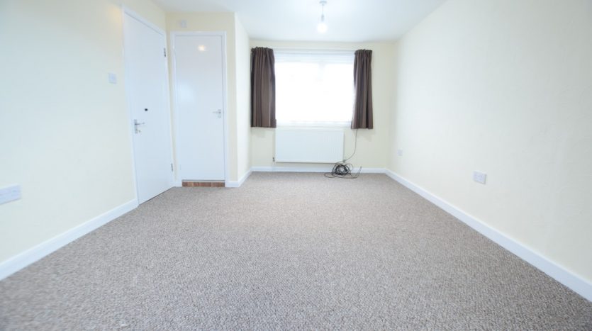 4 Bedroom Mid Terraced House For Sale in Chase Lane, Ilford, IG6 
