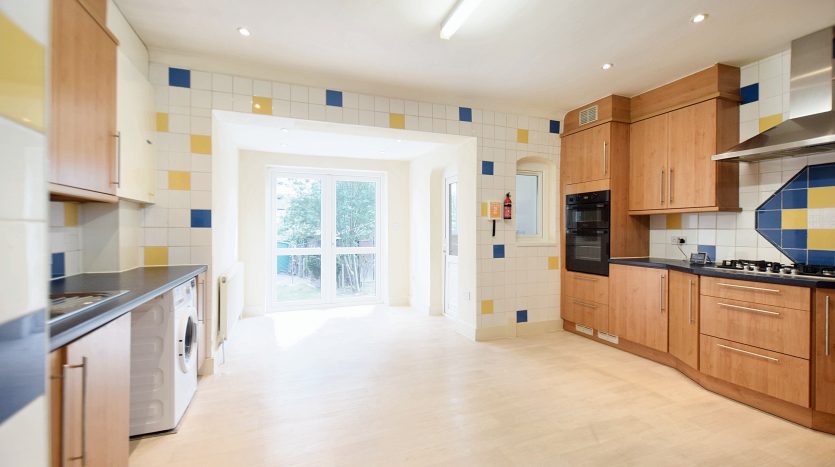 4 Bedroom Mid Terraced House For Sale in Chase Lane, Ilford, IG6 