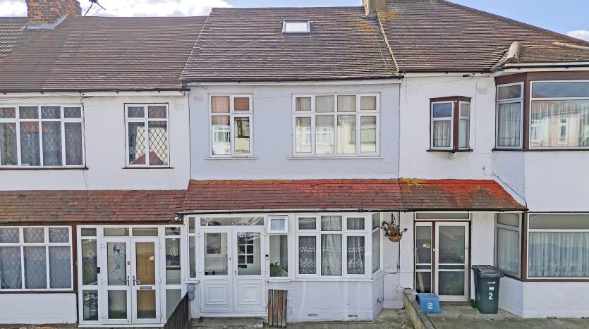 4 Bedroom Mid Terraced House For Sale in Chase Lane, Ilford, IG6 