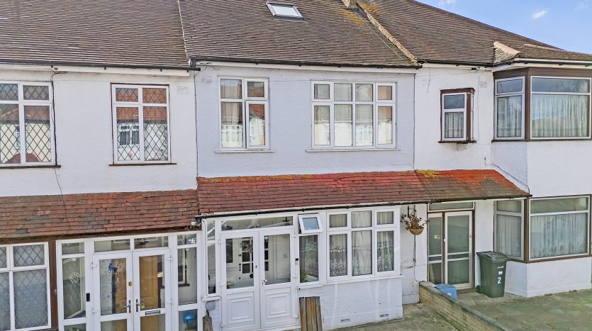 4 Bedroom Mid Terraced House For Sale in Chase Lane, Ilford, IG6 