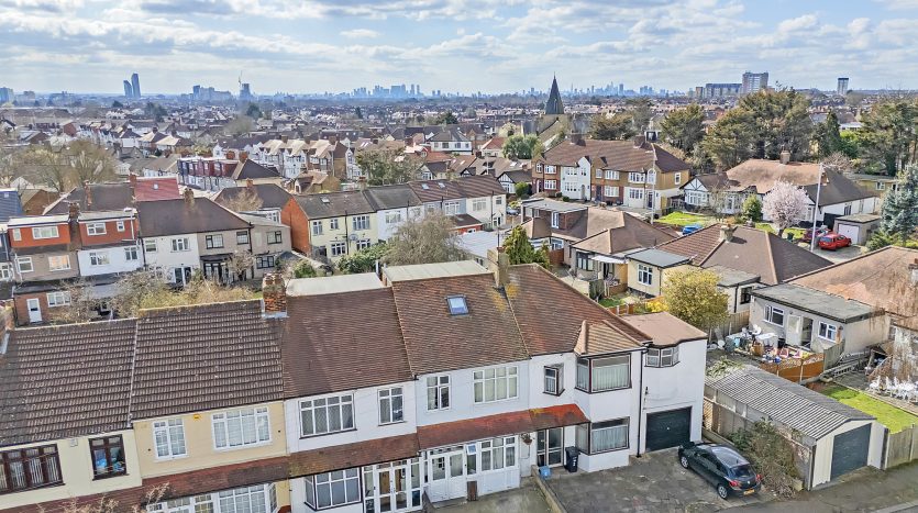 4 Bedroom Mid Terraced House For Sale in Chase Lane, Ilford, IG6 