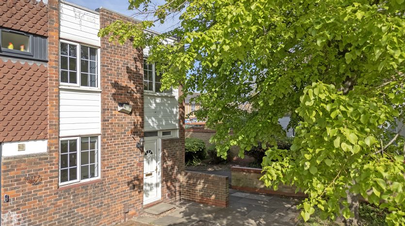 3 Bedroom End of Terrace House For Sale in Kesteven Close, Ilford, IG6 