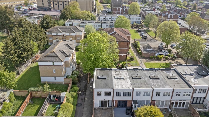 3 Bedroom End of Terrace House For Sale in Kesteven Close, Ilford, IG6 