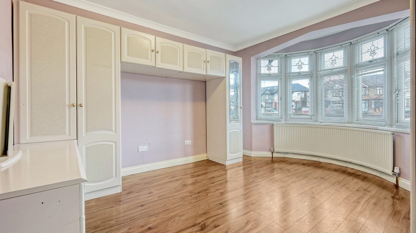 5 Bedroom Semi-Detached Bungalow For Sale in Eastern Avenue, Ilford, IG2 