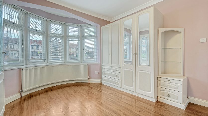 5 Bedroom Semi-Detached Bungalow For Sale in Eastern Avenue, Ilford, IG2 