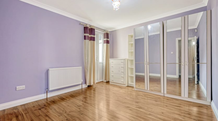 5 Bedroom Semi-Detached Bungalow For Sale in Eastern Avenue, Ilford, IG2 