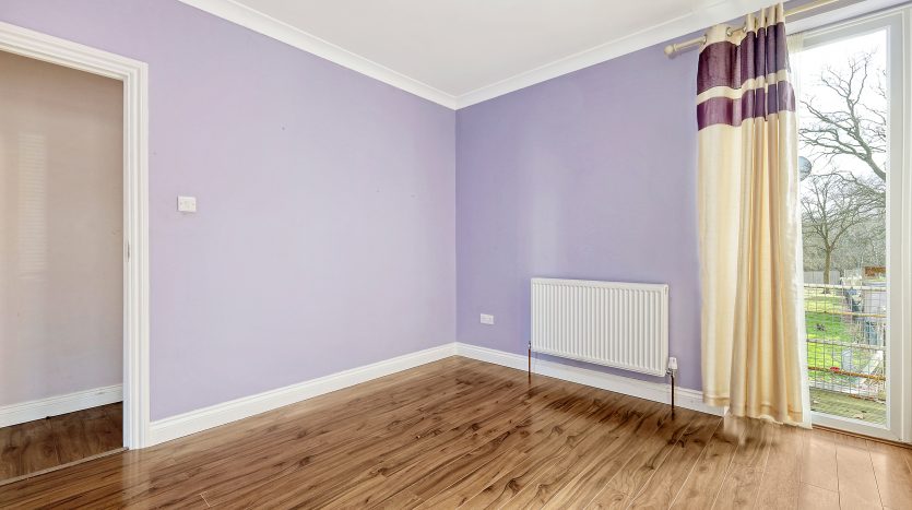 5 Bedroom Semi-Detached Bungalow For Sale in Eastern Avenue, Ilford, IG2 