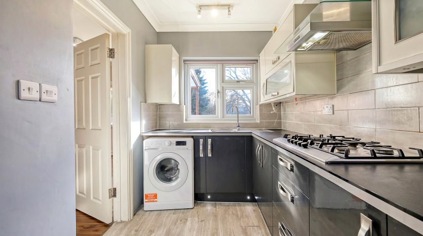 5 Bedroom Semi-Detached Bungalow For Sale in Eastern Avenue, Ilford, IG2 