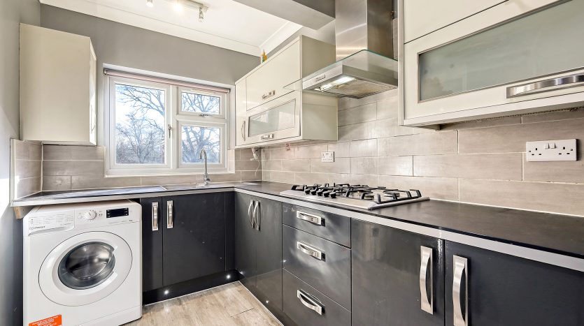 5 Bedroom Semi-Detached Bungalow For Sale in Eastern Avenue, Ilford, IG2 