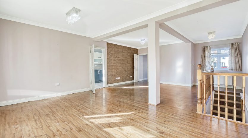 5 Bedroom Semi-Detached Bungalow For Sale in Eastern Avenue, Ilford, IG2 